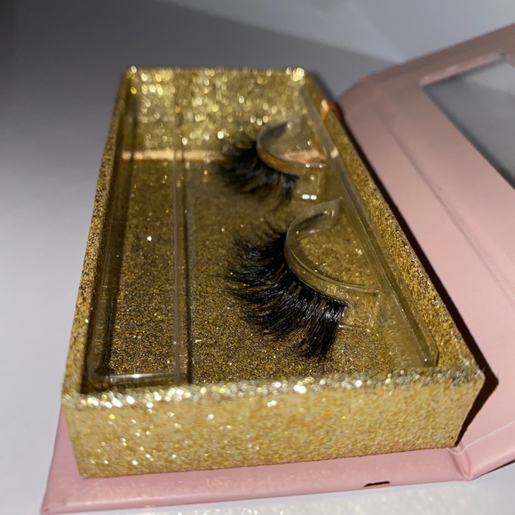 Lashes - Picture 2 of 2